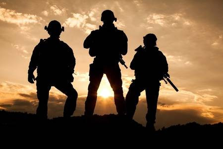 Cliquez sur l'image pour la voir en taille réelle   Nom : 		3 soldiers dusk.jpg  Affichages :	0  Taille :		28,0 Ko  ID : 			69416